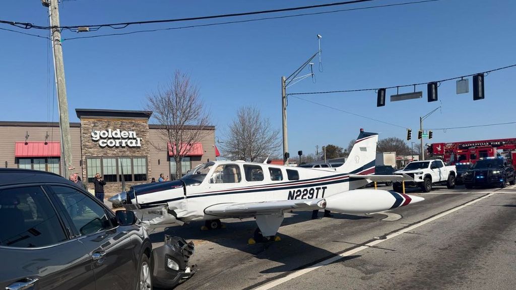 Una avioneta aterriza de emergencia en una calle llena de coches de EEUU