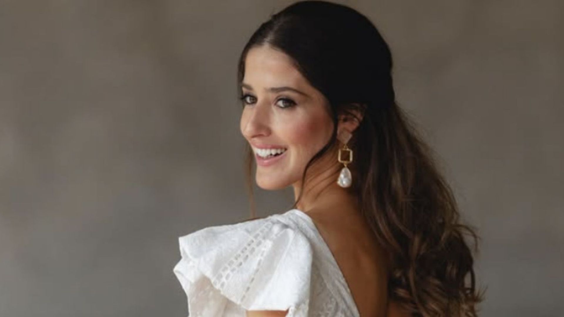 La melena rizada ofrece muchas posibilidades a la hora de ser peinada para eventos