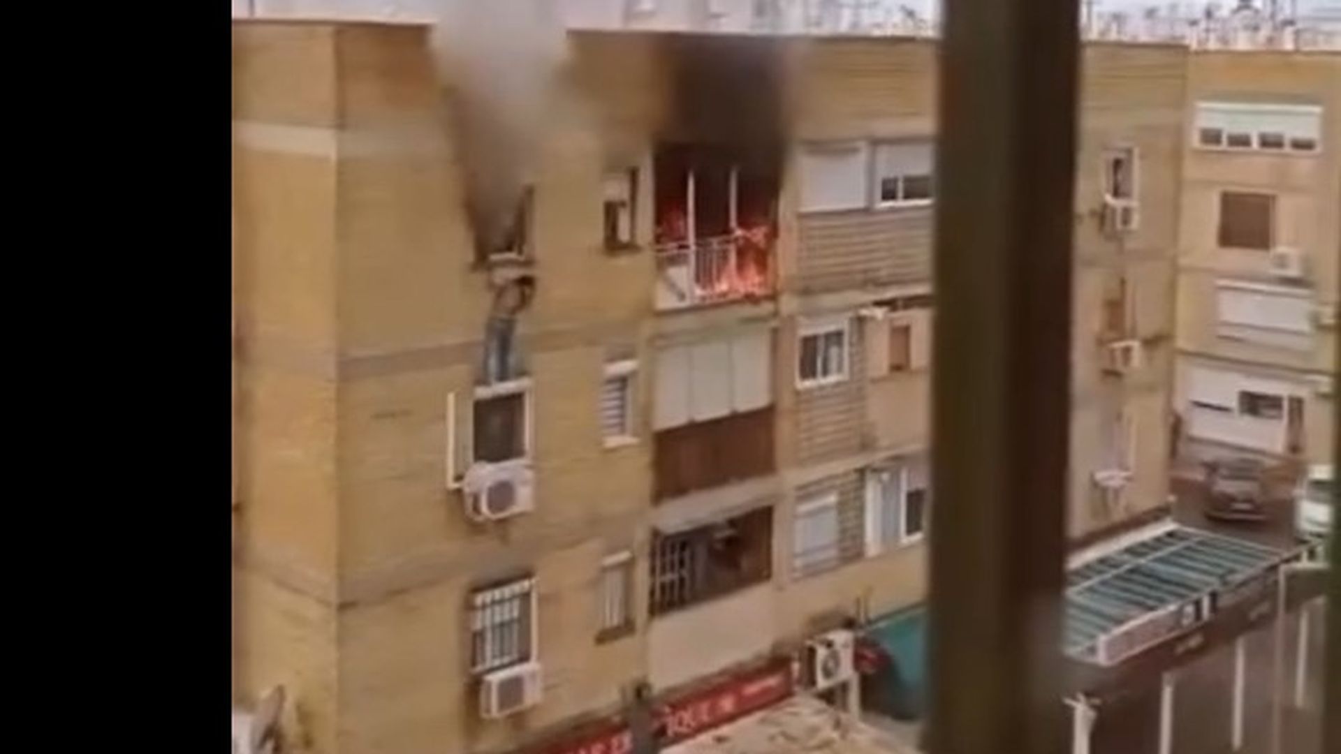Momento en que la mujer cuelga desde la ventana Momento en que la mujer cuelga desde la ventana