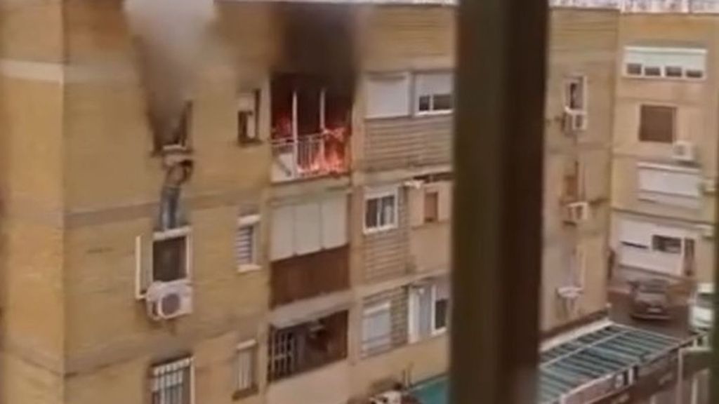 Una mujer salva 'in extremis' a su vecina que cayó desde una ventana cuando huía de las llamas en Sevilla