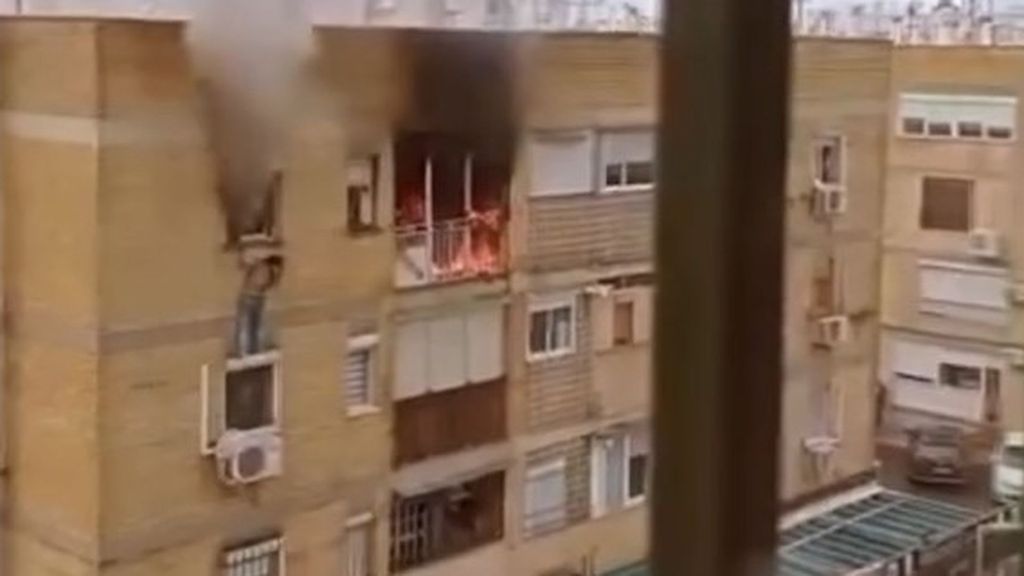 Una mujer salva 'in extremis' a su vecina que cayó desde una ventana cuando huía de las llamas en Sevilla