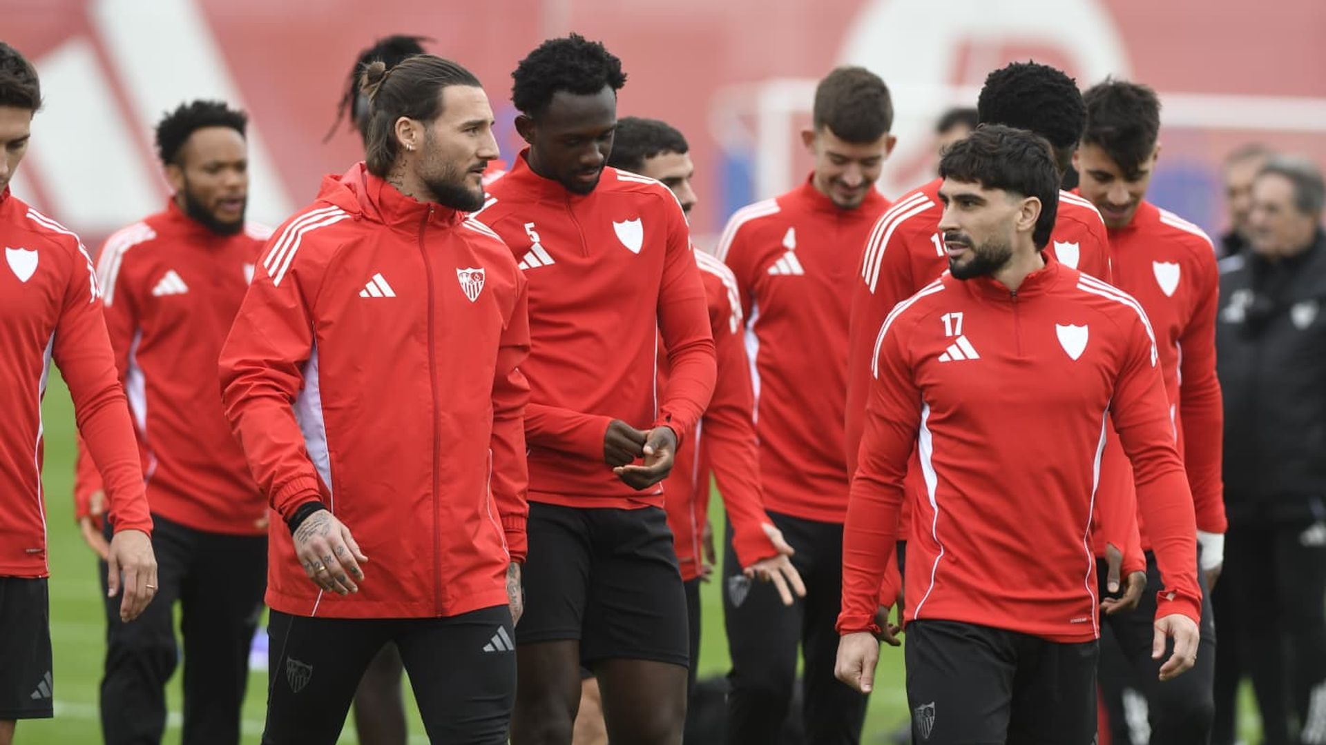 Nemanja Gudelj y Neal Maupay, en el entrenamiento del Sevilla este martes