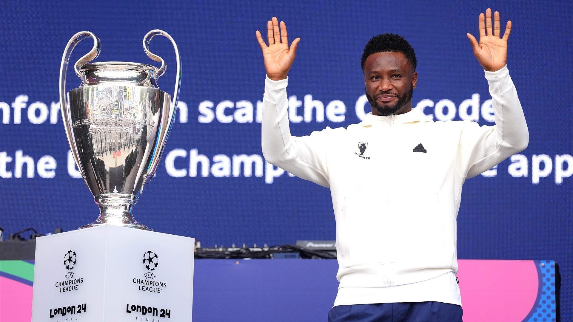 Obi Mikel con el trofeo de la Champions