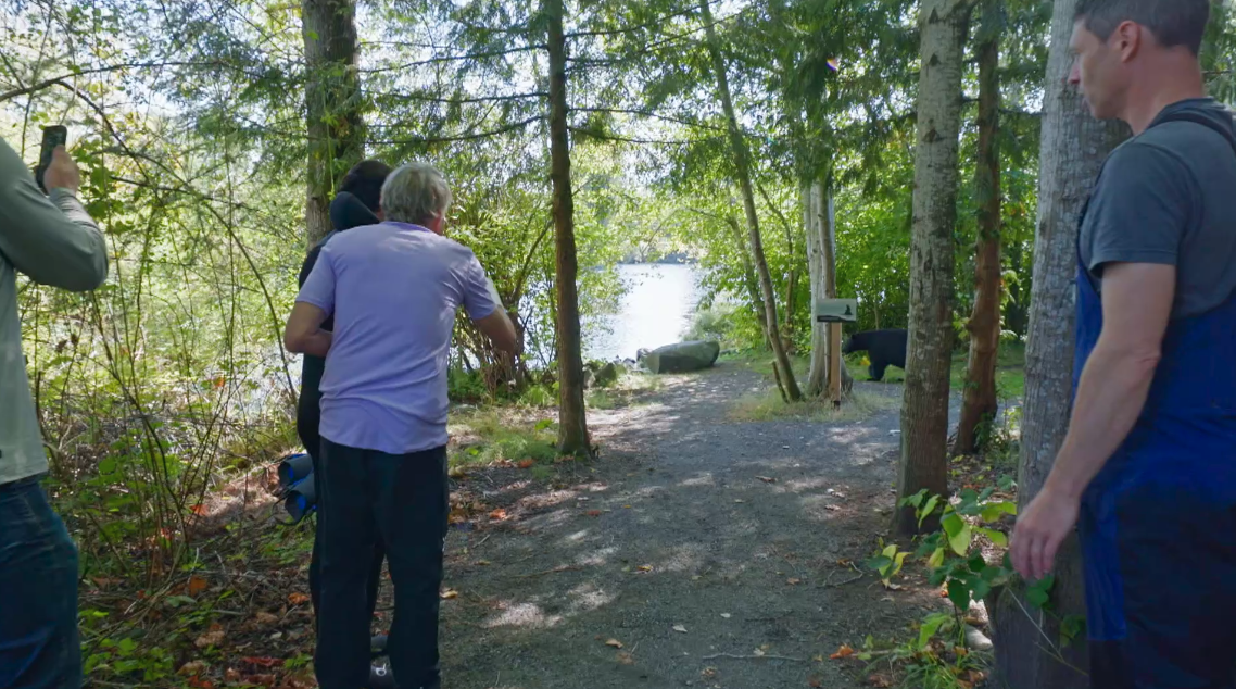 Un oso se cruza en el camino de Jesús Calleja y los invitados de 'Universo Calleja' durante su aventura y provoca momentos de tensión: “¡Vámonos de aquí!”