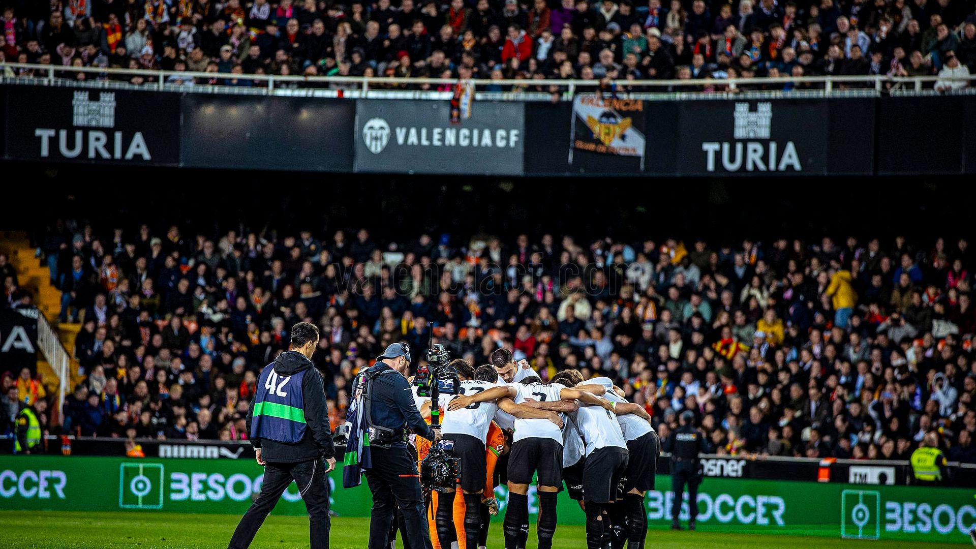 Piña del Valencia CF en Mestalla antes del Real Madrid