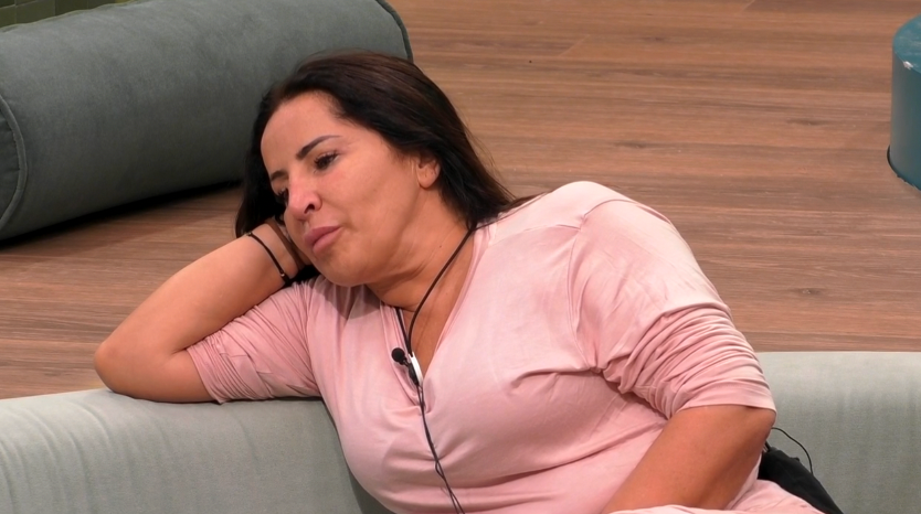 Raquel hablando de Belén en el salón