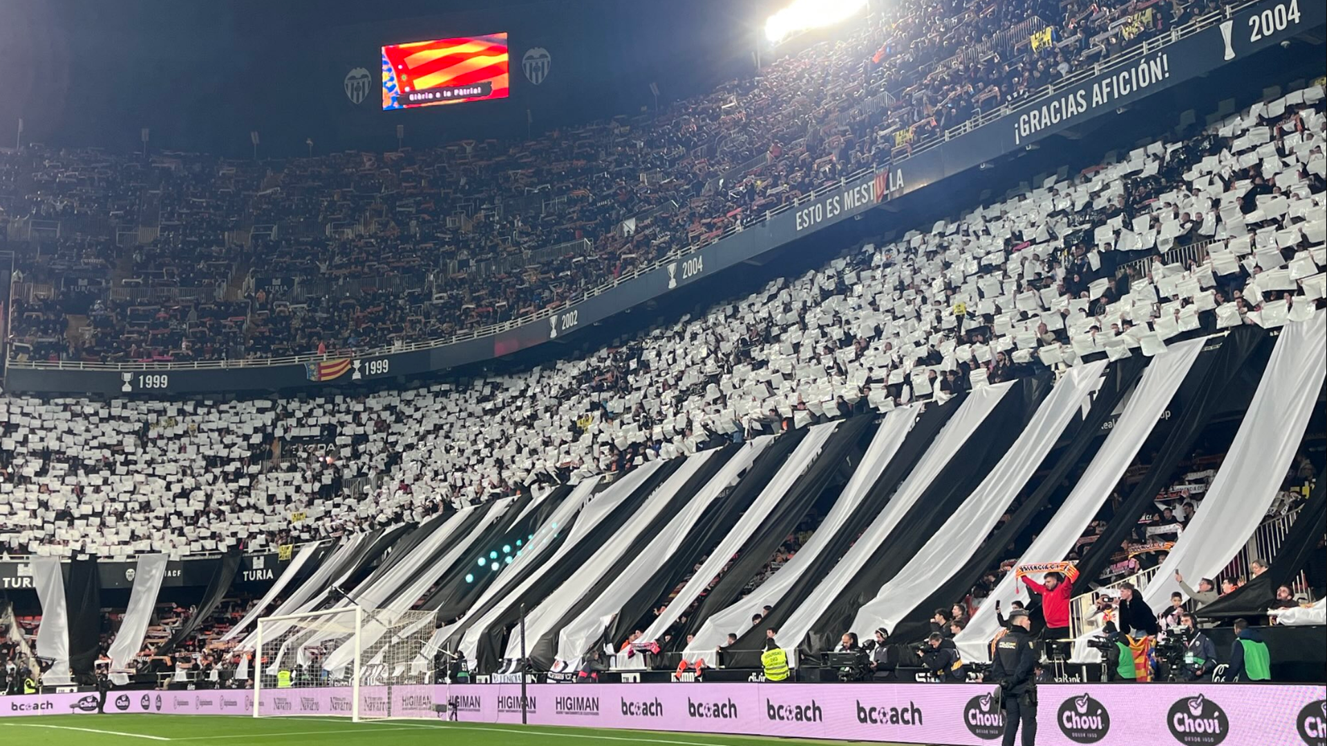 Tifo en Mestalla en el Valencia CF - Real Madrid