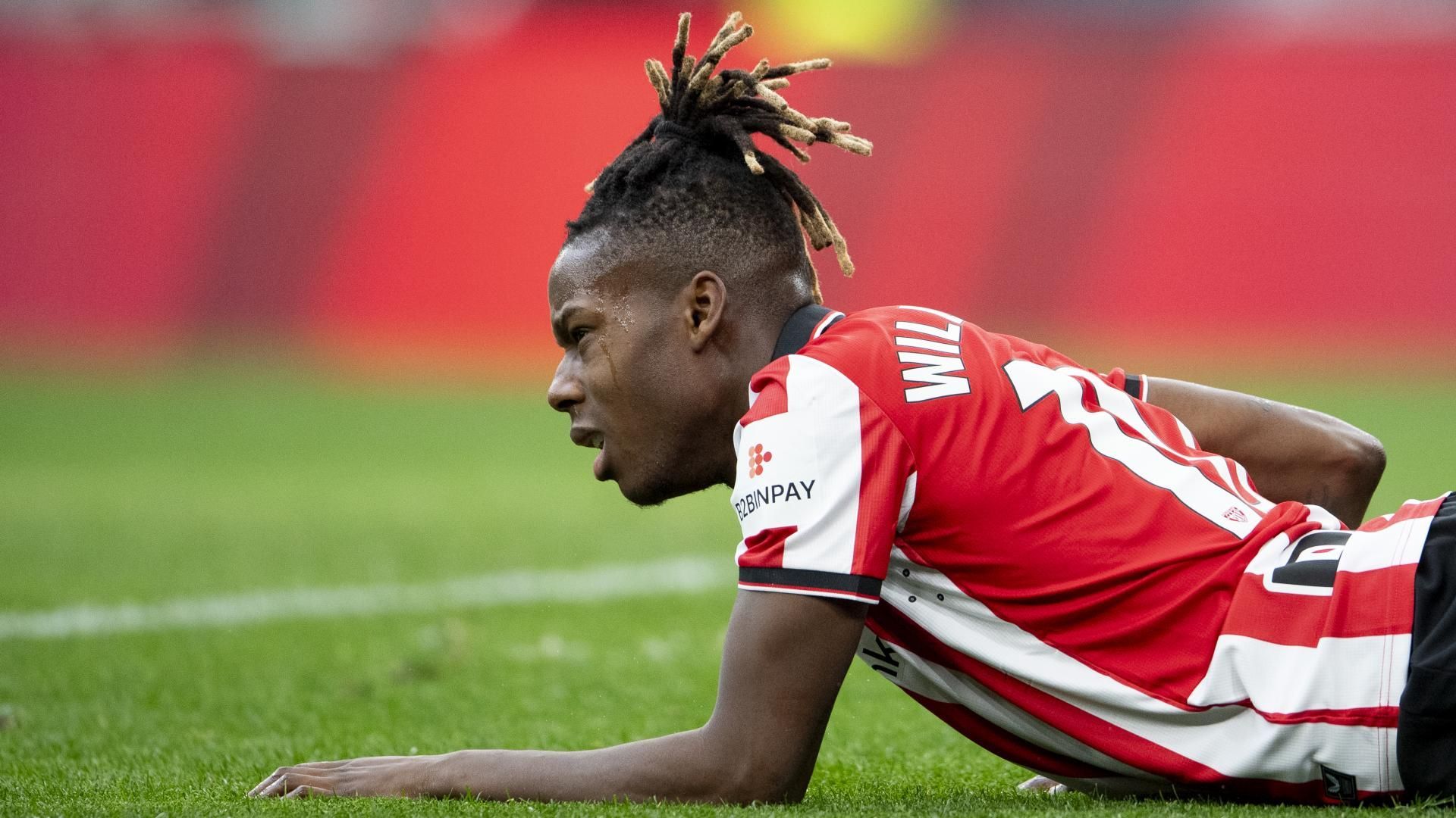 Un doliente Nico Williams sobre el césped de San Mamés