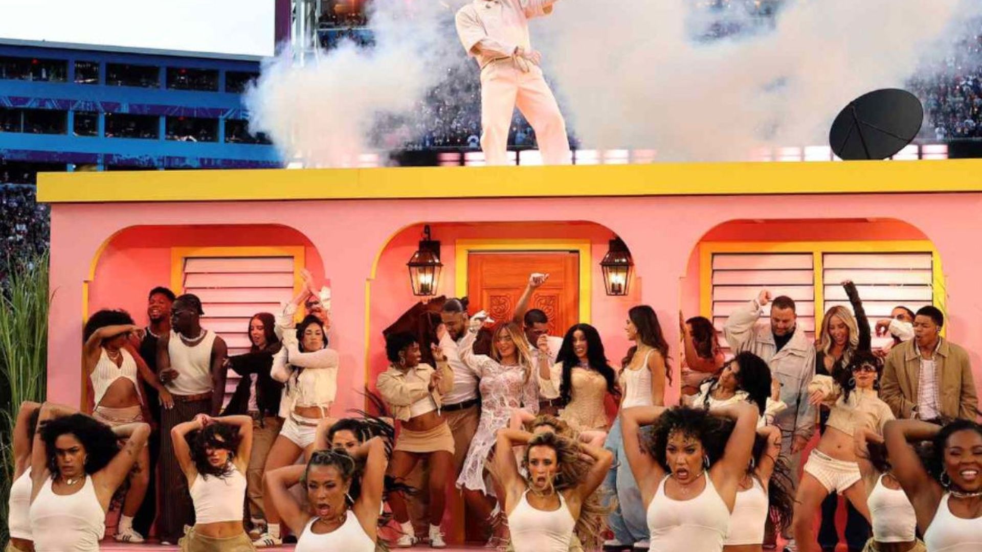 Un escenario lleno de cameos, símbolos y crítica