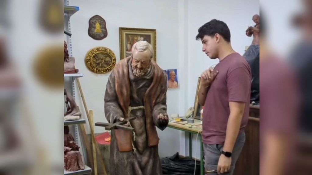 Un joven artista, imaginero de Sevilla, pide ayuda a través de las redes para promocionar su trabajo