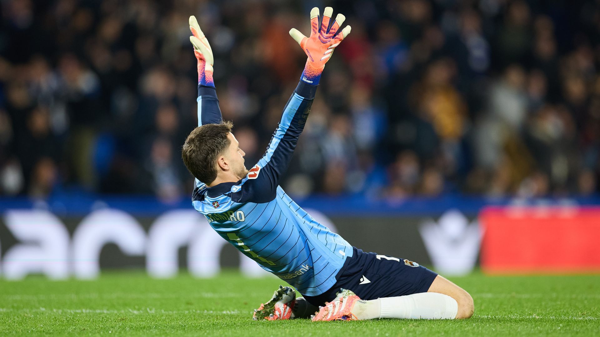 Alex Remiro celebrando un gol con la Real Sociedad ante el Girona