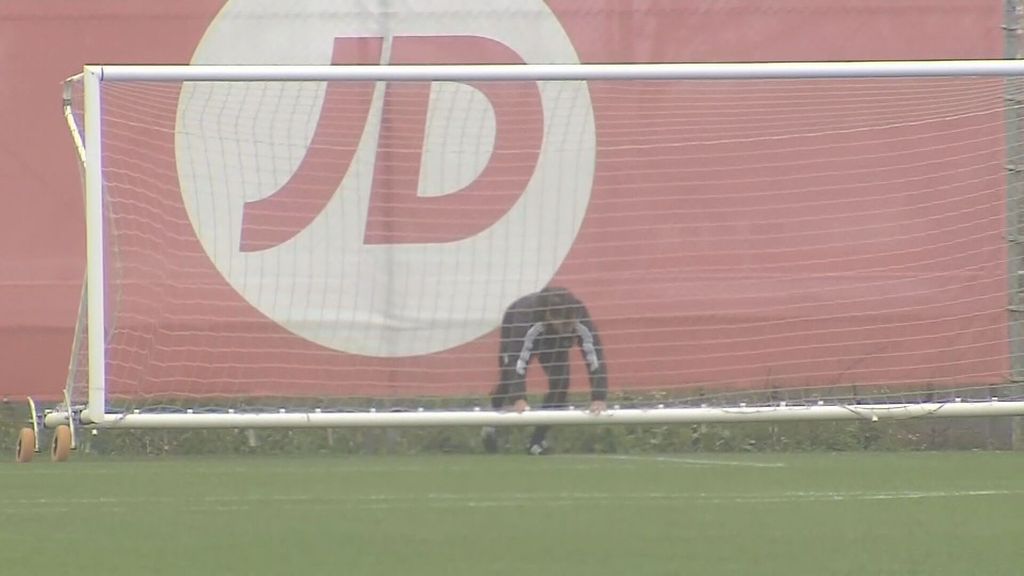 Almeyda coloca la portería sin ayuda en el entrenamiento del Sevilla
