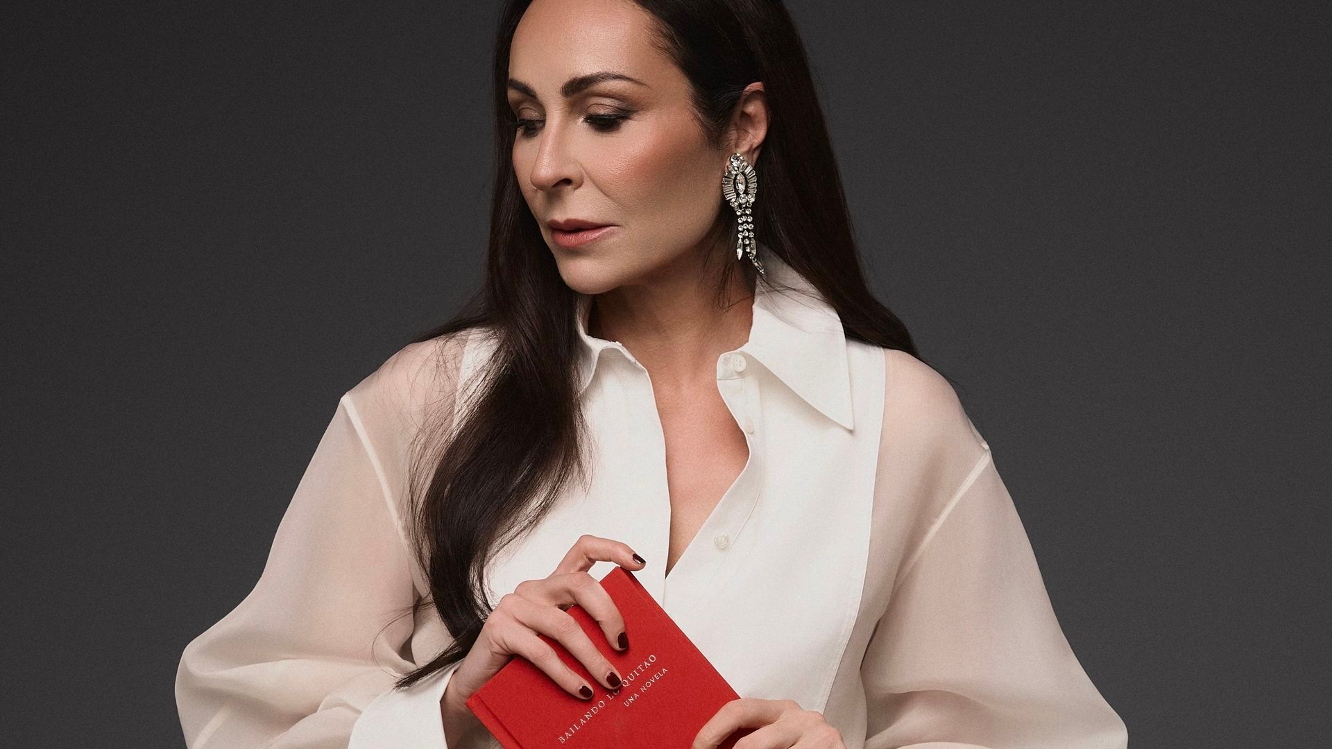 Ana Milán con su primera novela, 'Bailando lo quitao'