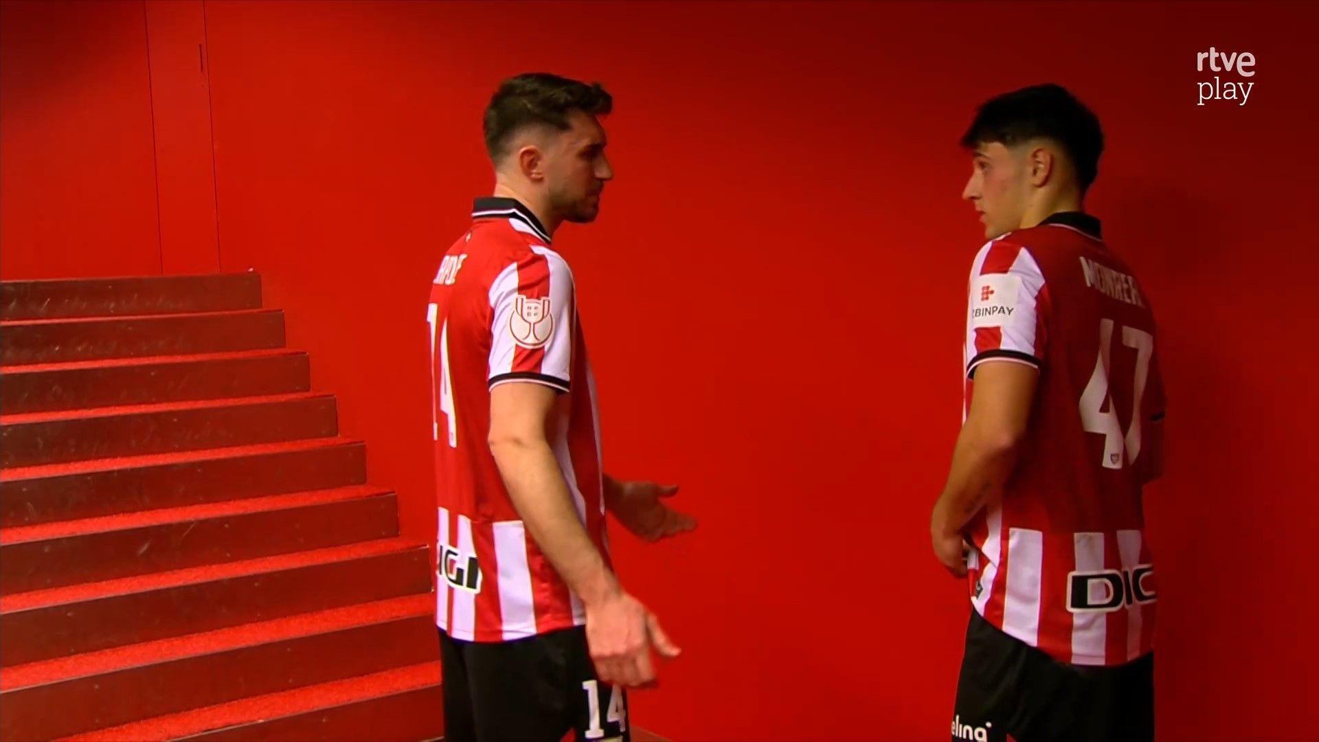 Aymeric Laporte charla con Iker Monreal