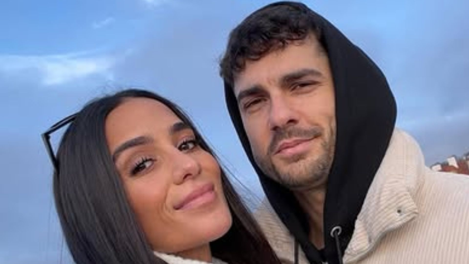 Claudia Martínez y Mario González estrenan sofá en su nueva casa y reciben críticas