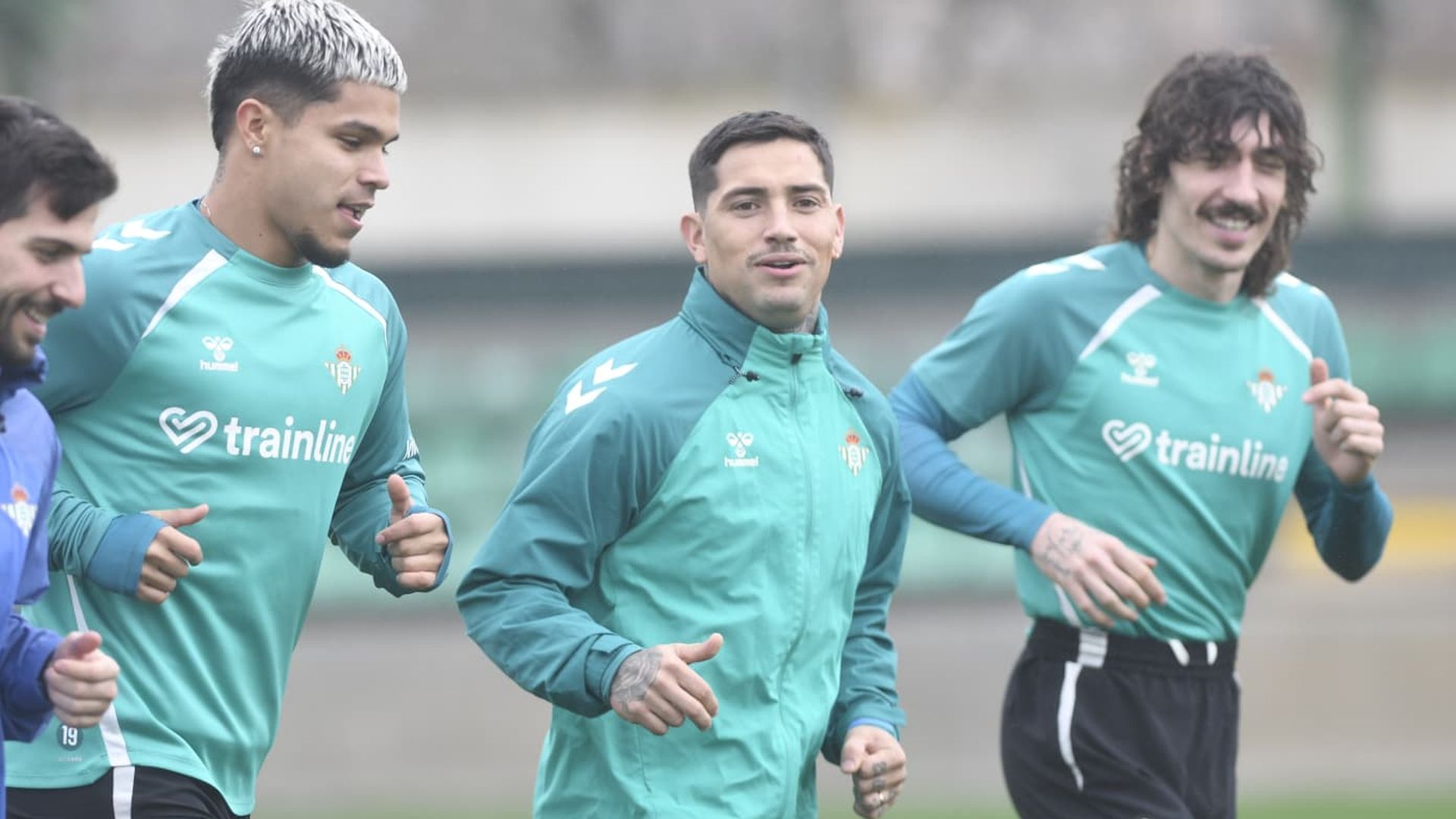 Cucho Hernández, Chimy Ávila y Bellerín, sobre el césped