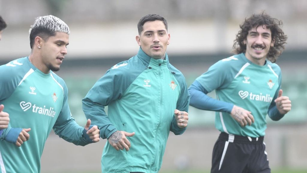 Cucho Hernández vuelve a entrenar con el Betis