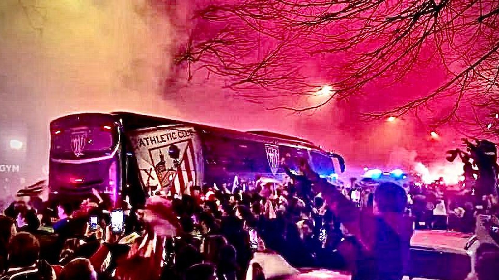 El autobúes del Athletic llega a San Mamés para la semifinal de Copa