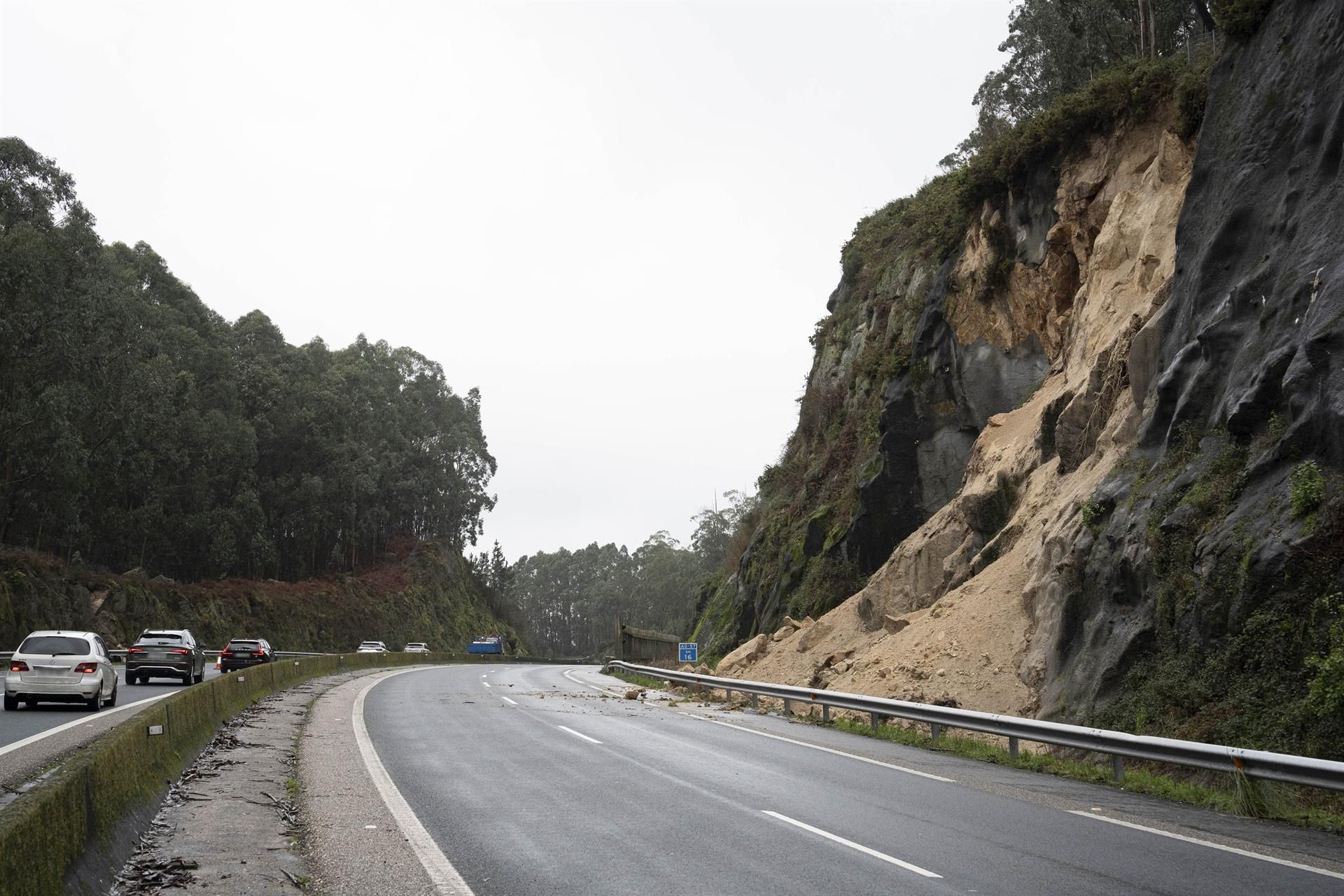 El corte de la autopista AG-57 se situa  desde el km 15 al 17 en sentido Baiona