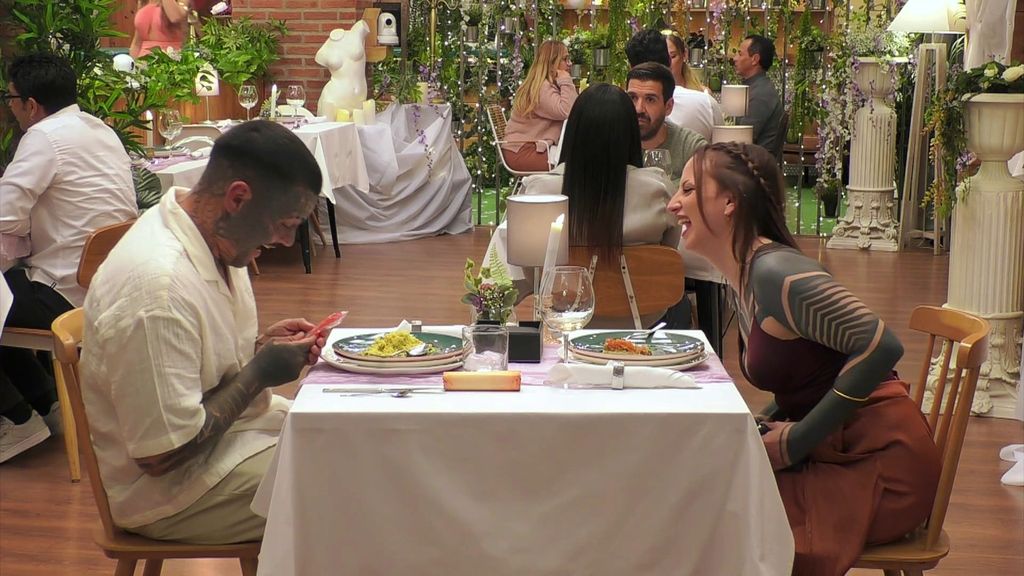 El sugerente regalo de una soltera a su cita de 'First Dates' sube los calores a su cita: "¡Precioso!"