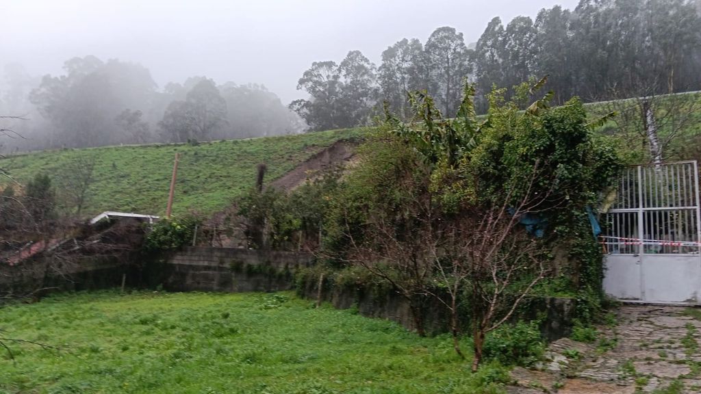 Un herido tras el derrumbe de un talud de la autovía de O Morrazo encima de una vivienda por culpa de las intensas lluvias