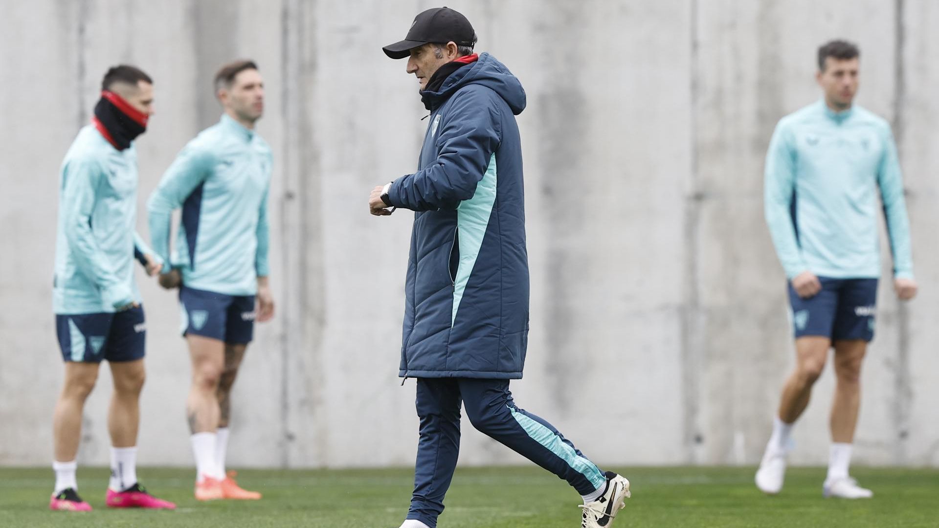 El técnico Ernesto Valverde dirige el entrenamiento en Lezama