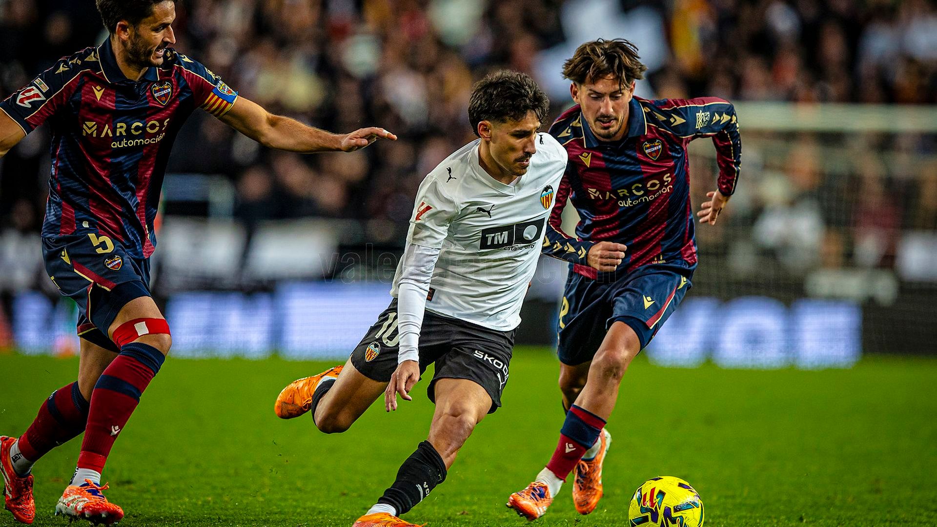 Elgezábal sigue a André Almeida en el derbi Valencia CF - Levante UD