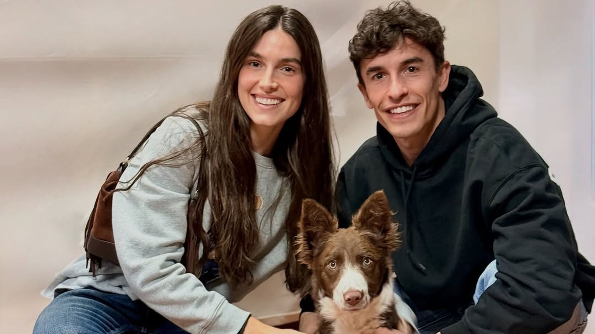 Gemma Pinto y Marc Márquez posando con su perro