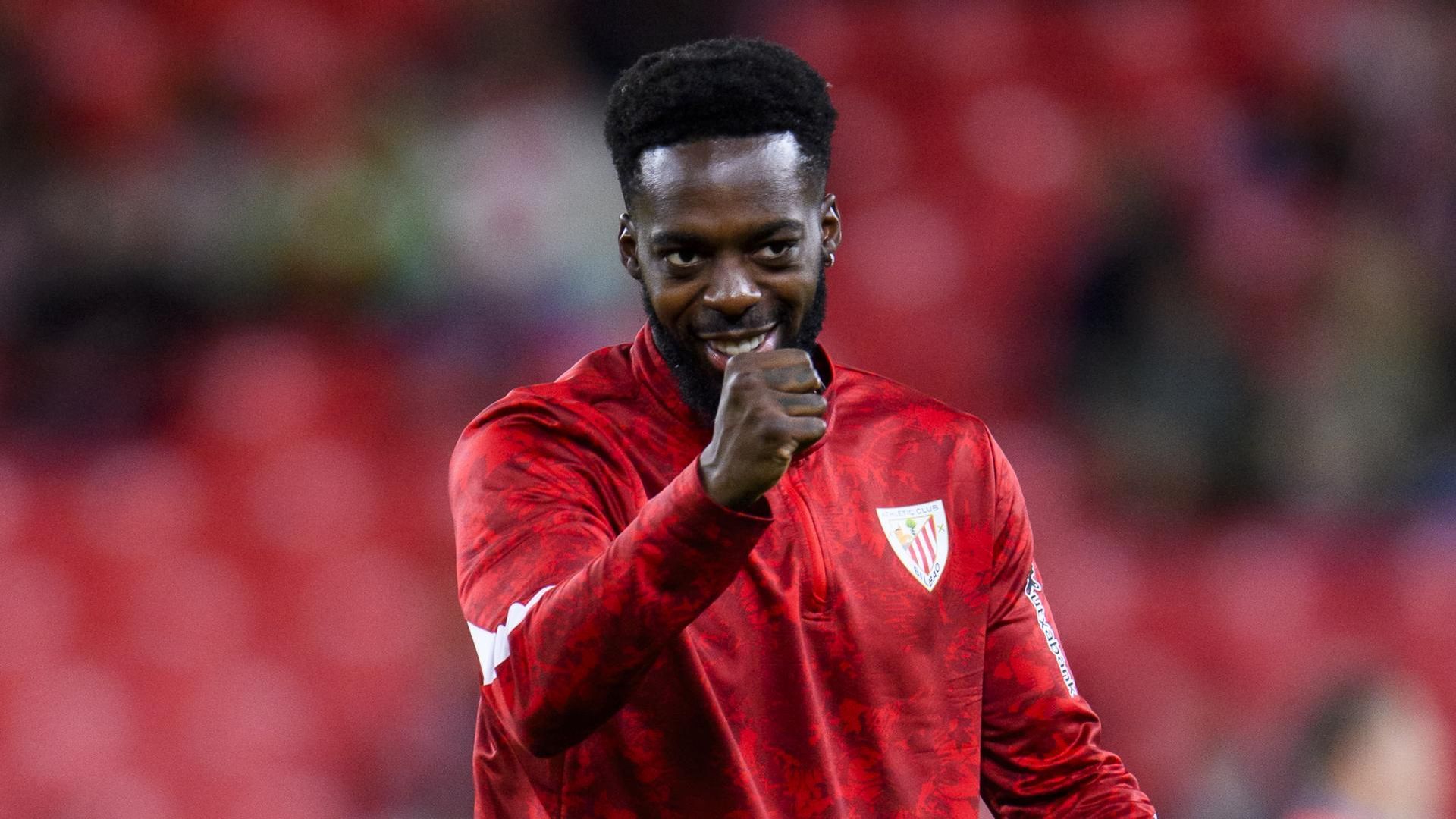 Gesto de Iñaki Williams que calienta para la semifinal de Copa en San Mamés