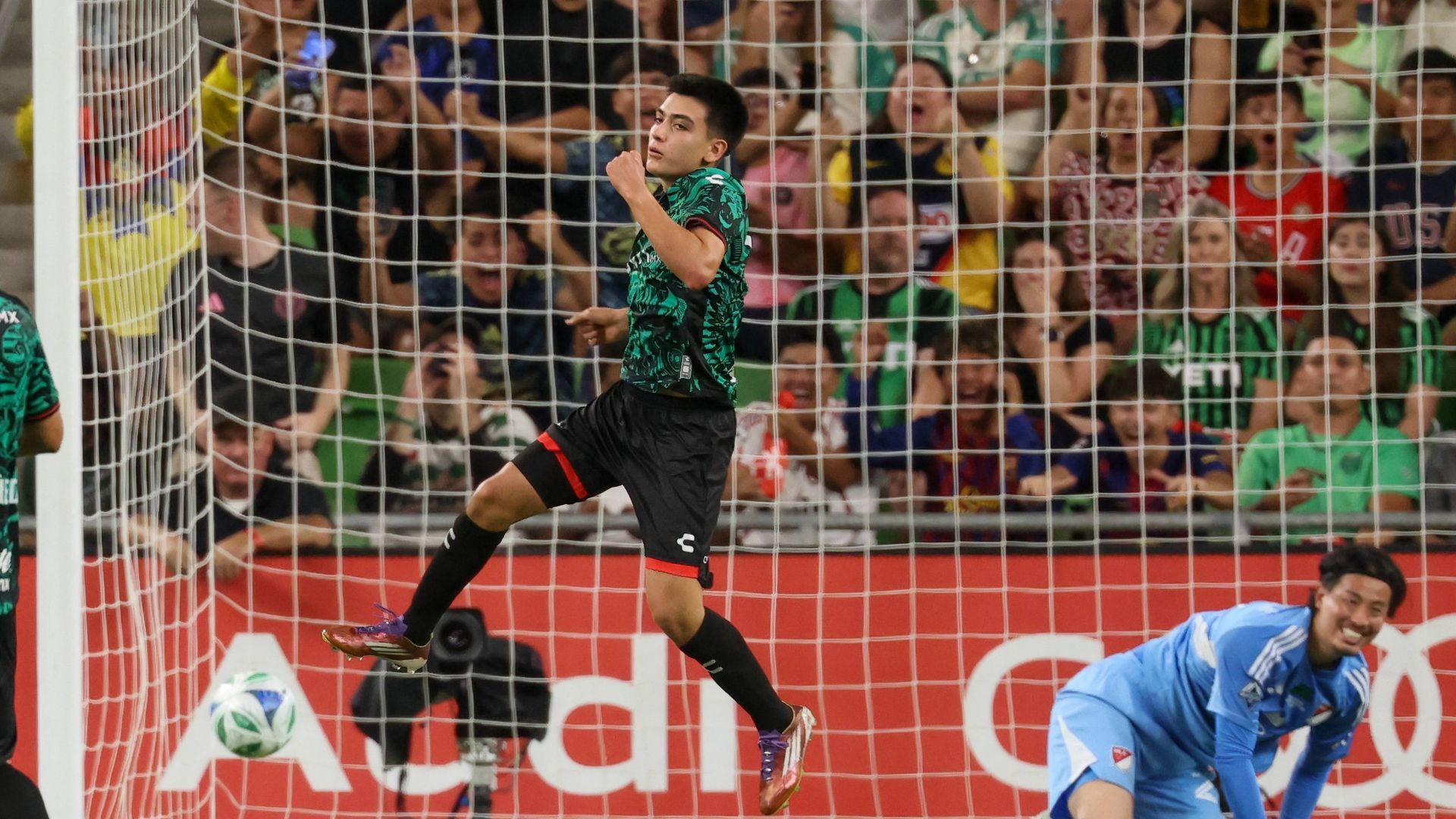 Gilberto Mora celebra un gol con Tijuana