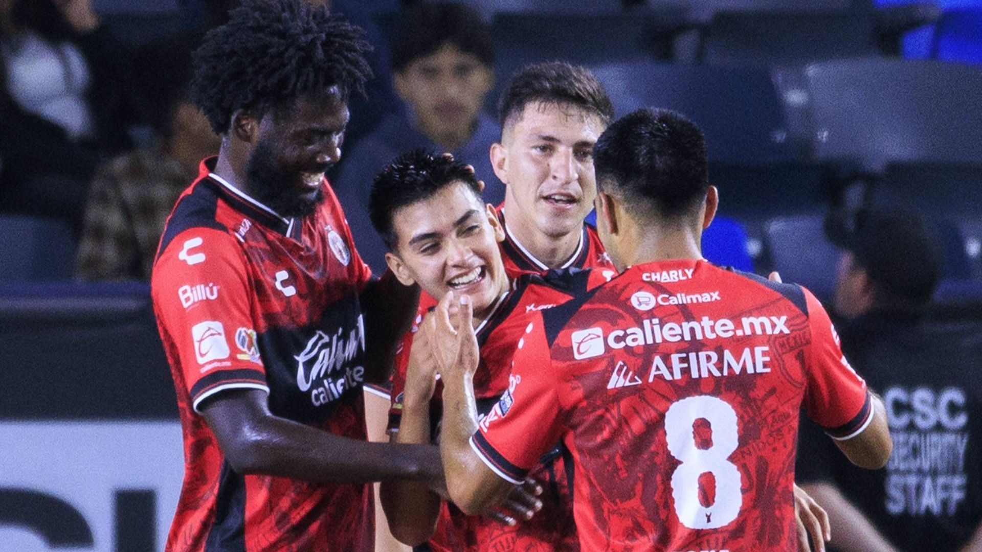 Gilberto Mora (centro) celebra un gol con Tijuana