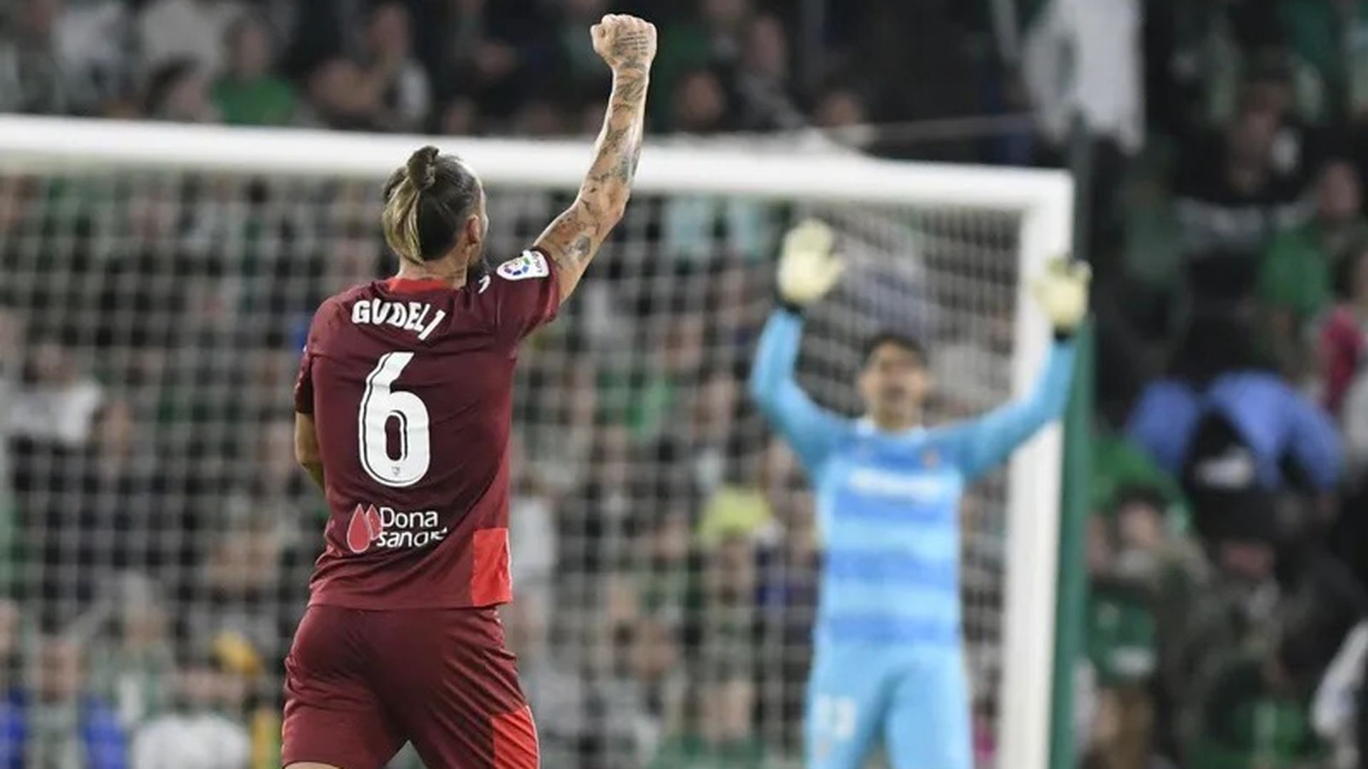 Gudelj y Bono, en un derbi