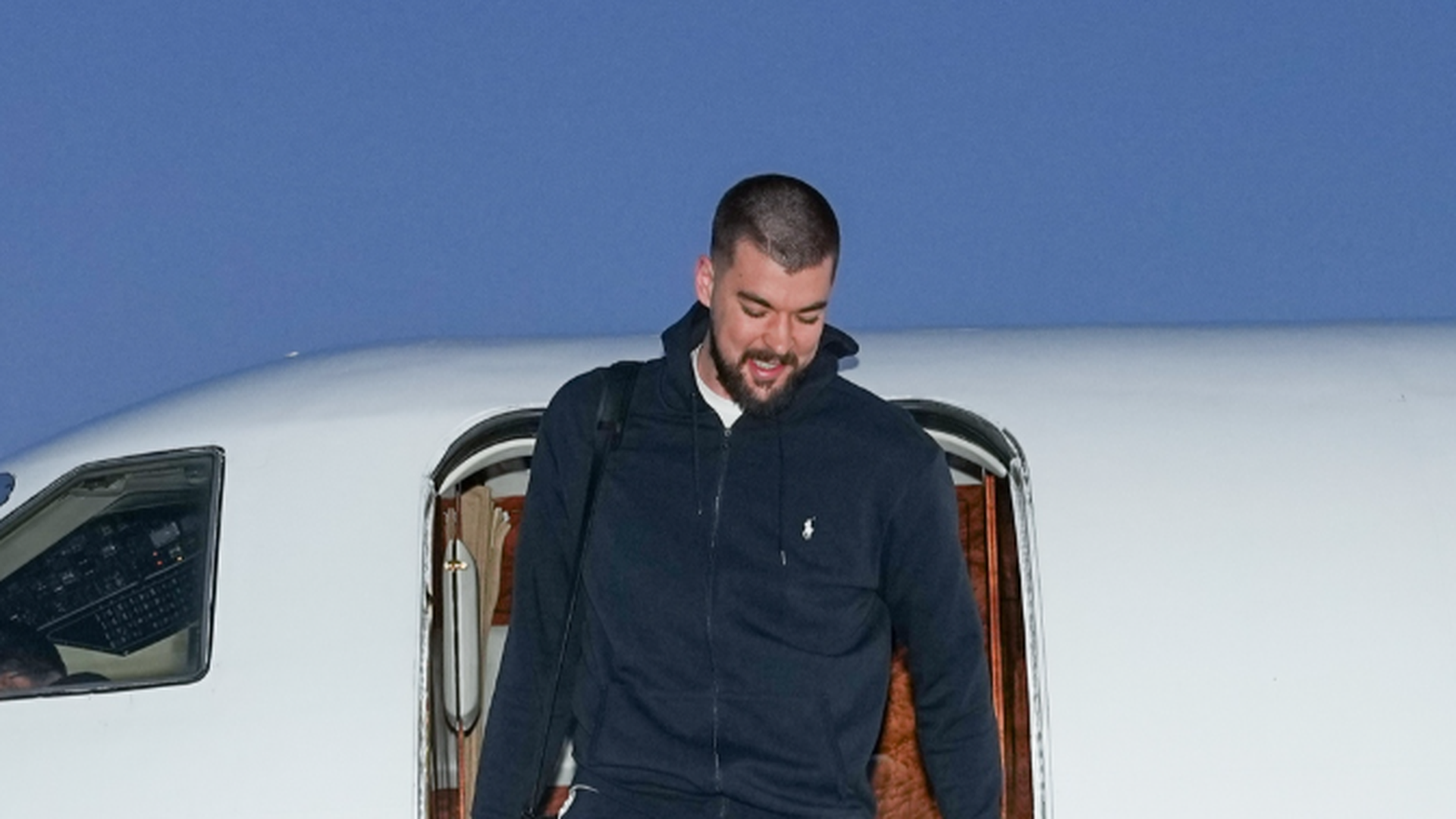 Ivica Zubac bajando del avión como nuevo jugador de los Indiana Pacers