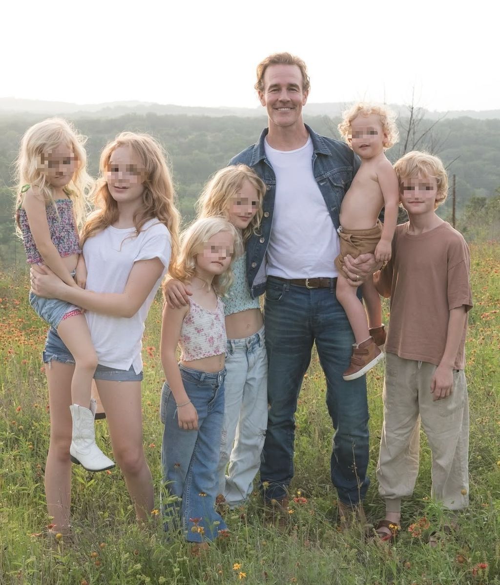 James Van Der Beek junto a sus seis hijos
