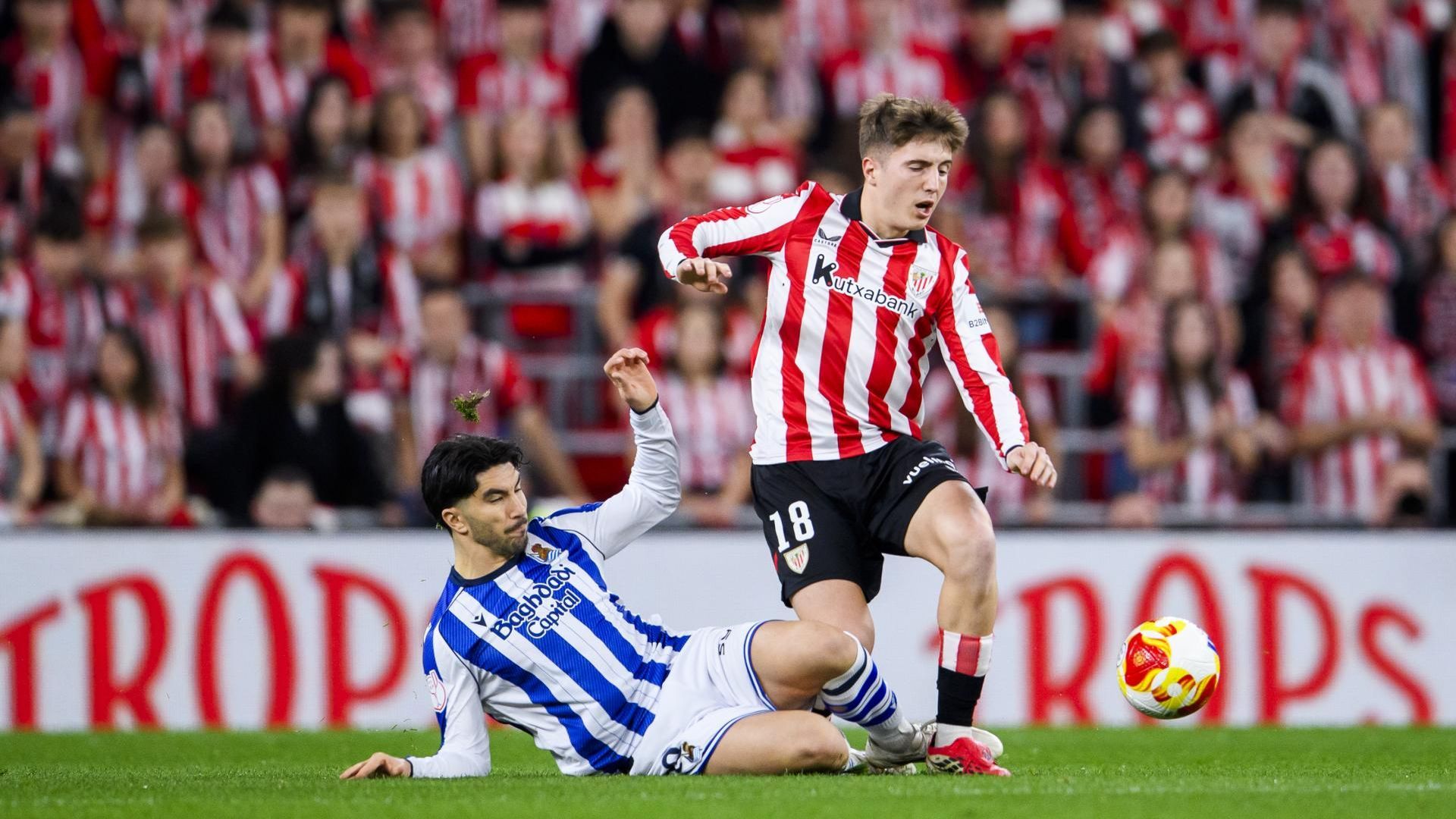 Jauregizar lucha con Guedes en la semifinal en San Mamés ante la Real de Copa
