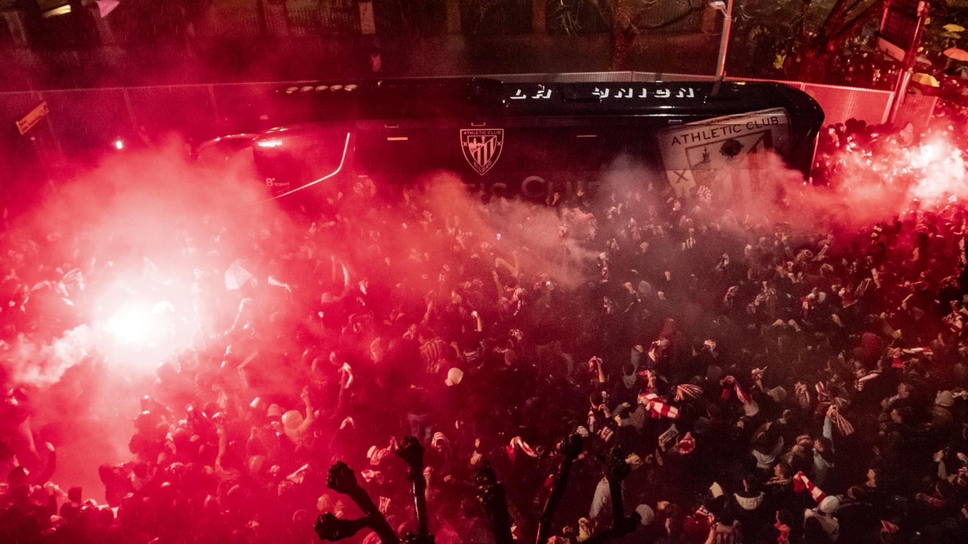 La llegada del bus del Athletic a la semifinal de Copa en San Mamés