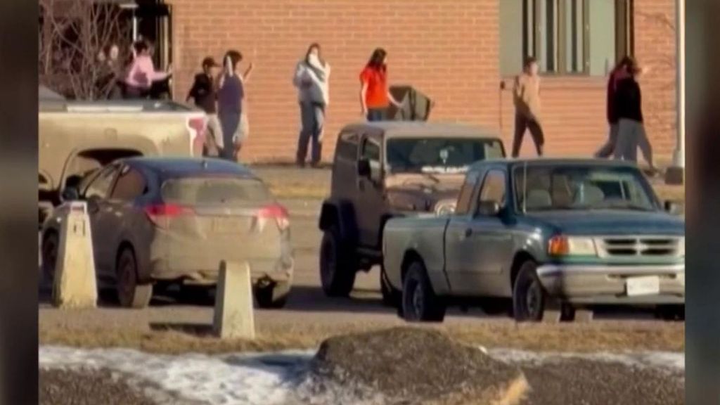La policía confirma el hallazgo de dos cuerpos cerca del colegio del tiroteo en Canadá que serían la madre y el hermano de la autora