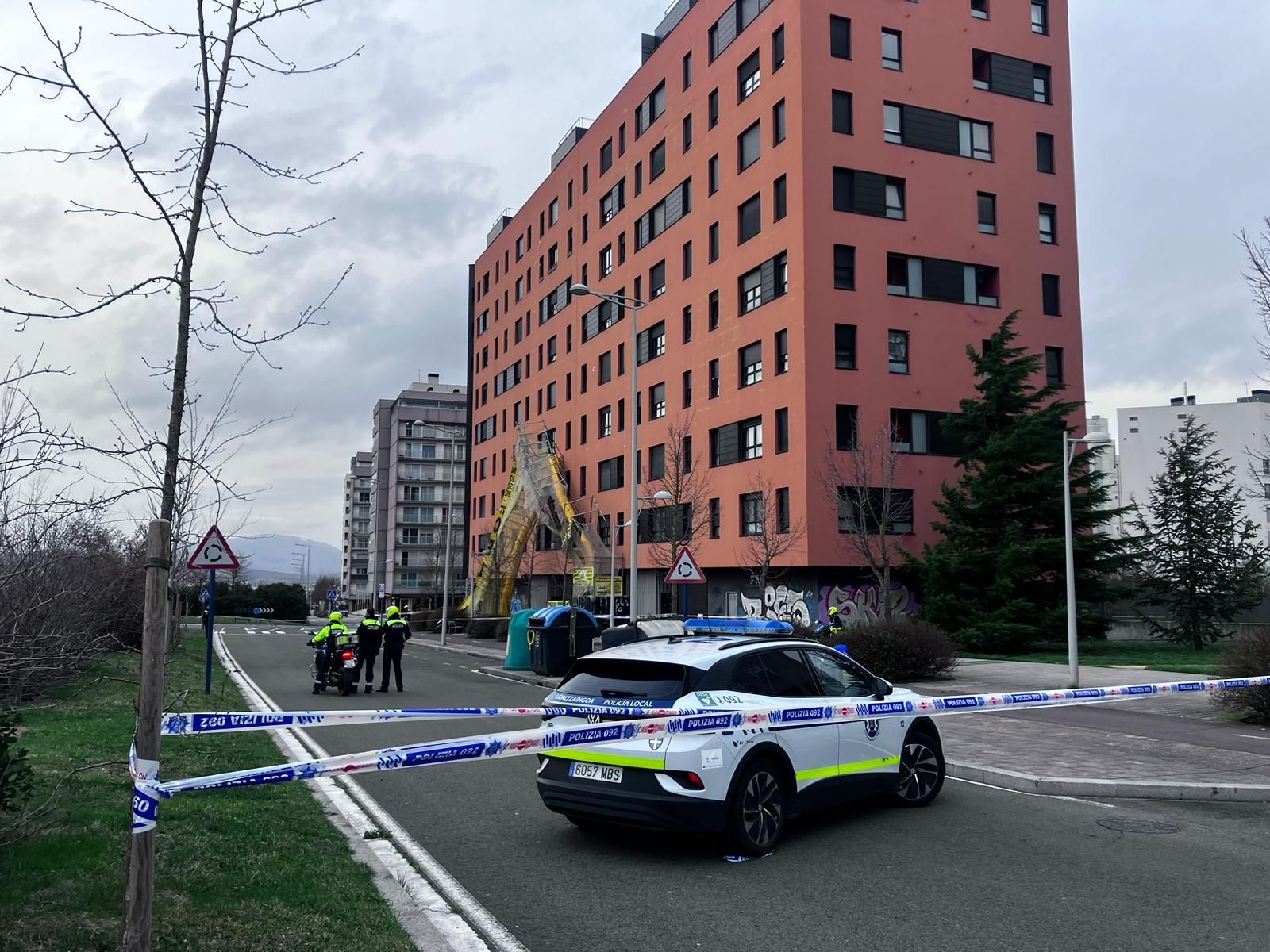 La Policía Municipal ha acordonado la acera y la carretera junto al edificio en el que se ha producido el desplome