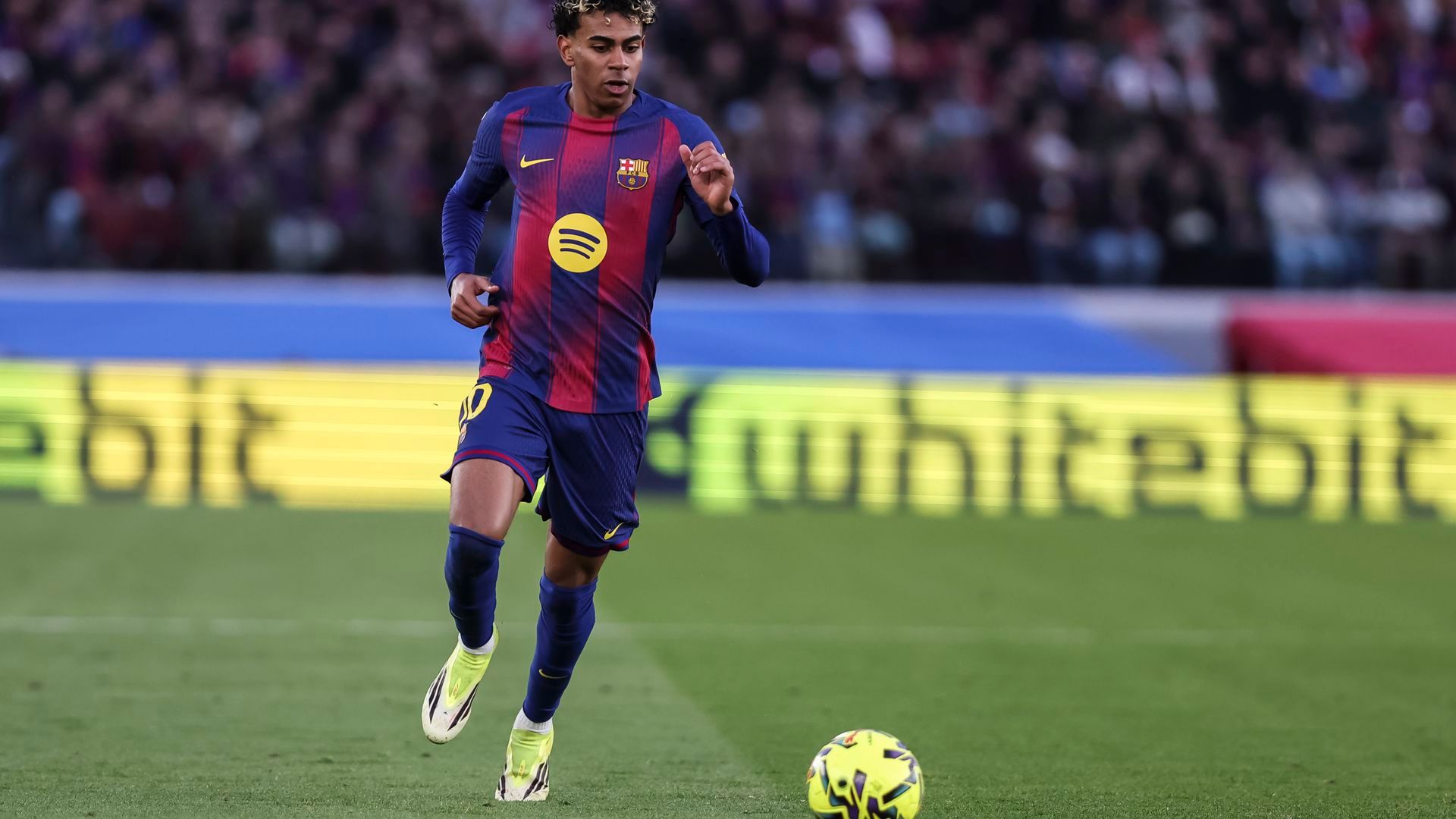 Lamine Yamal jugando con el FC Barcelona