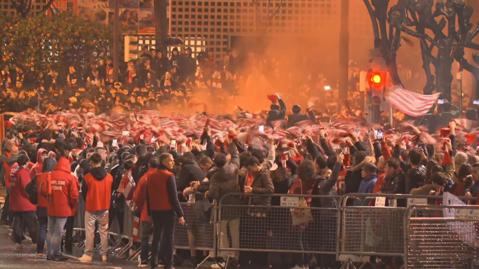 Llegada del bus del Athletic a San Mamés antes del derbi de Copa