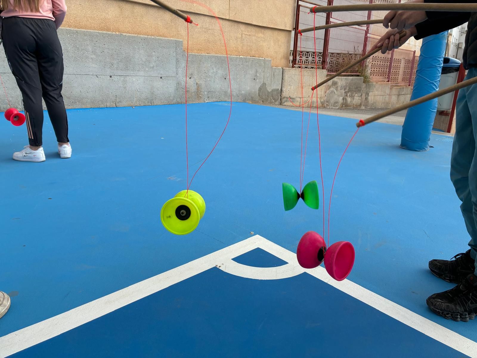 Los alumnos aprenden malabarismos en los talleres