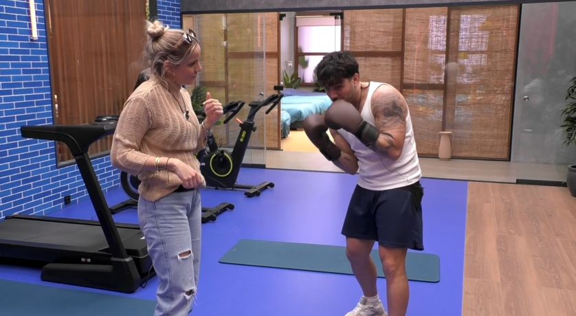 Manuel y Gloria haciendo boxeo