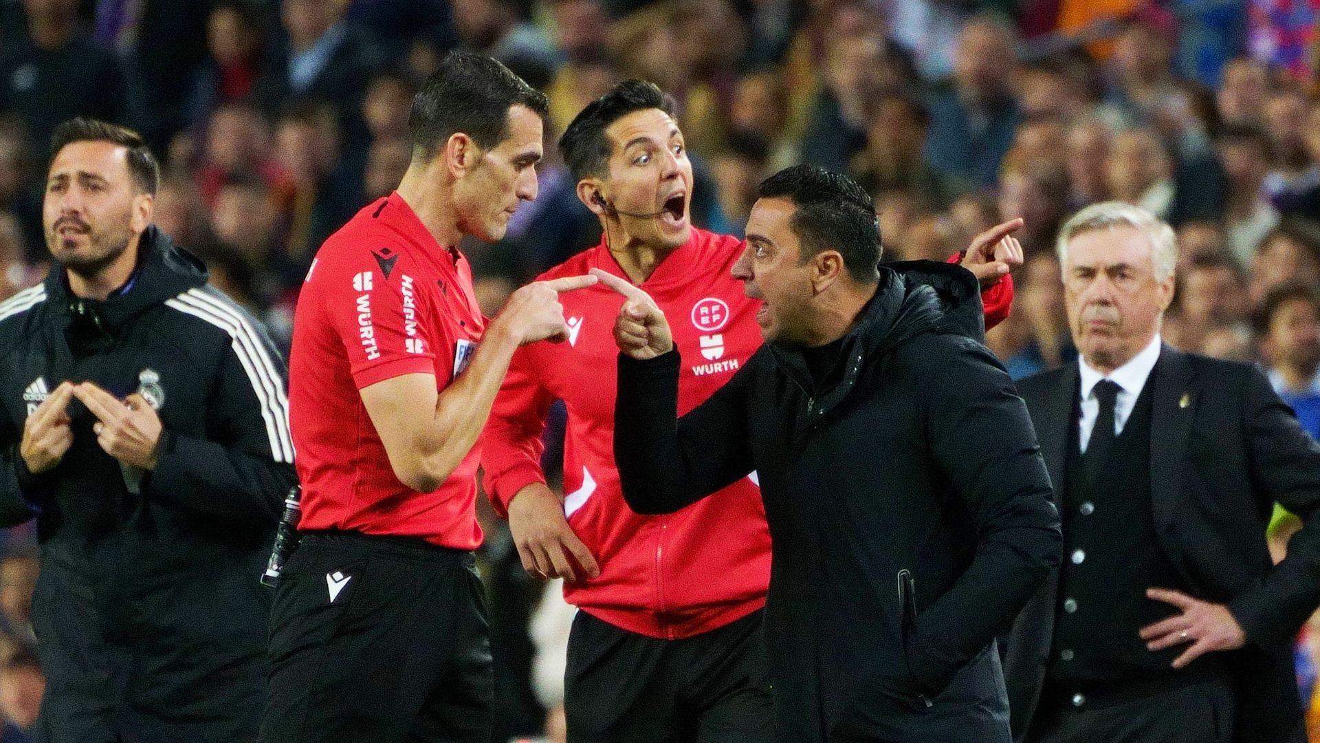 Martínez Munuera y Xavi Hernández