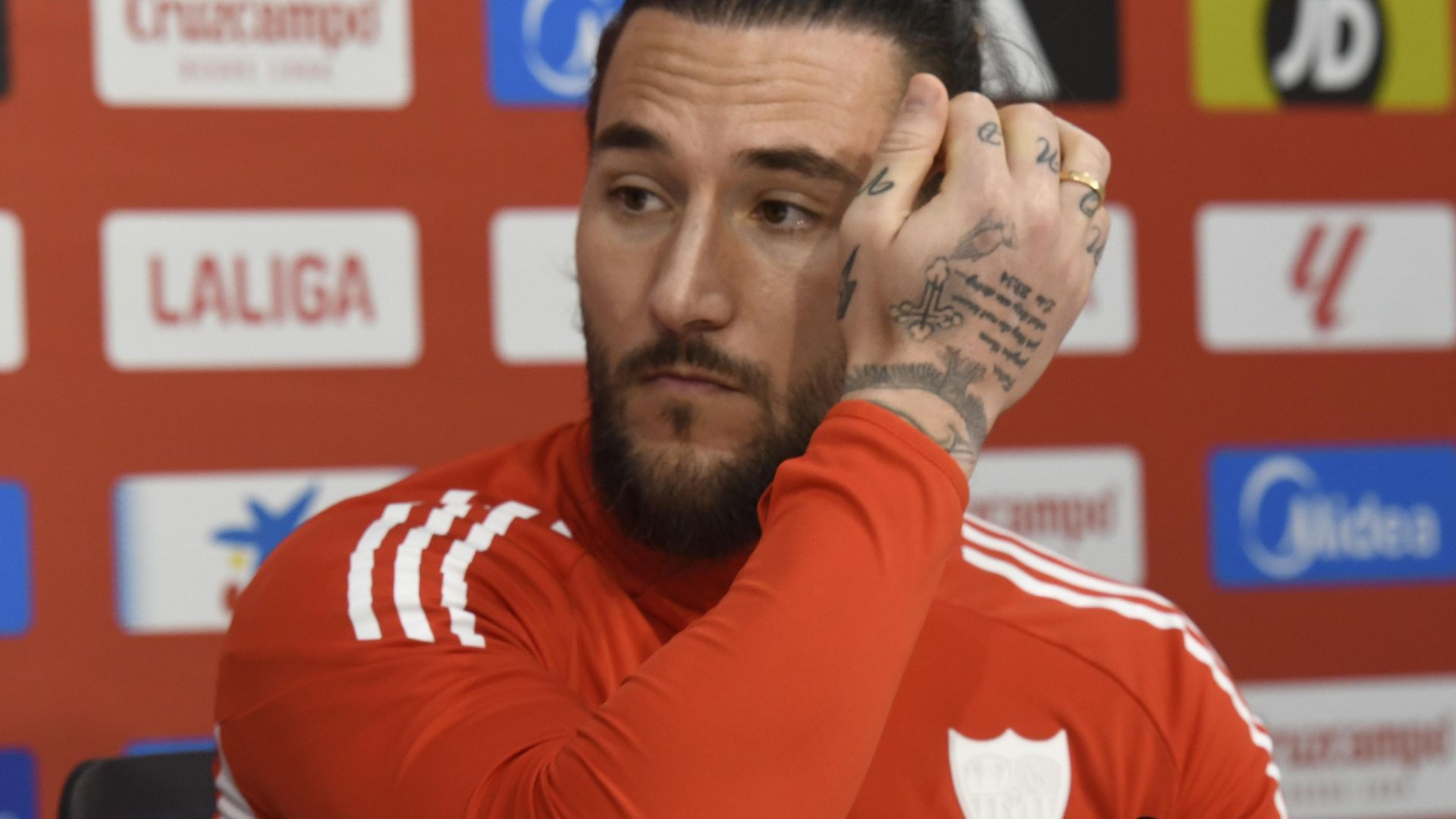 Nemanja Gudelj, en sala de prensa