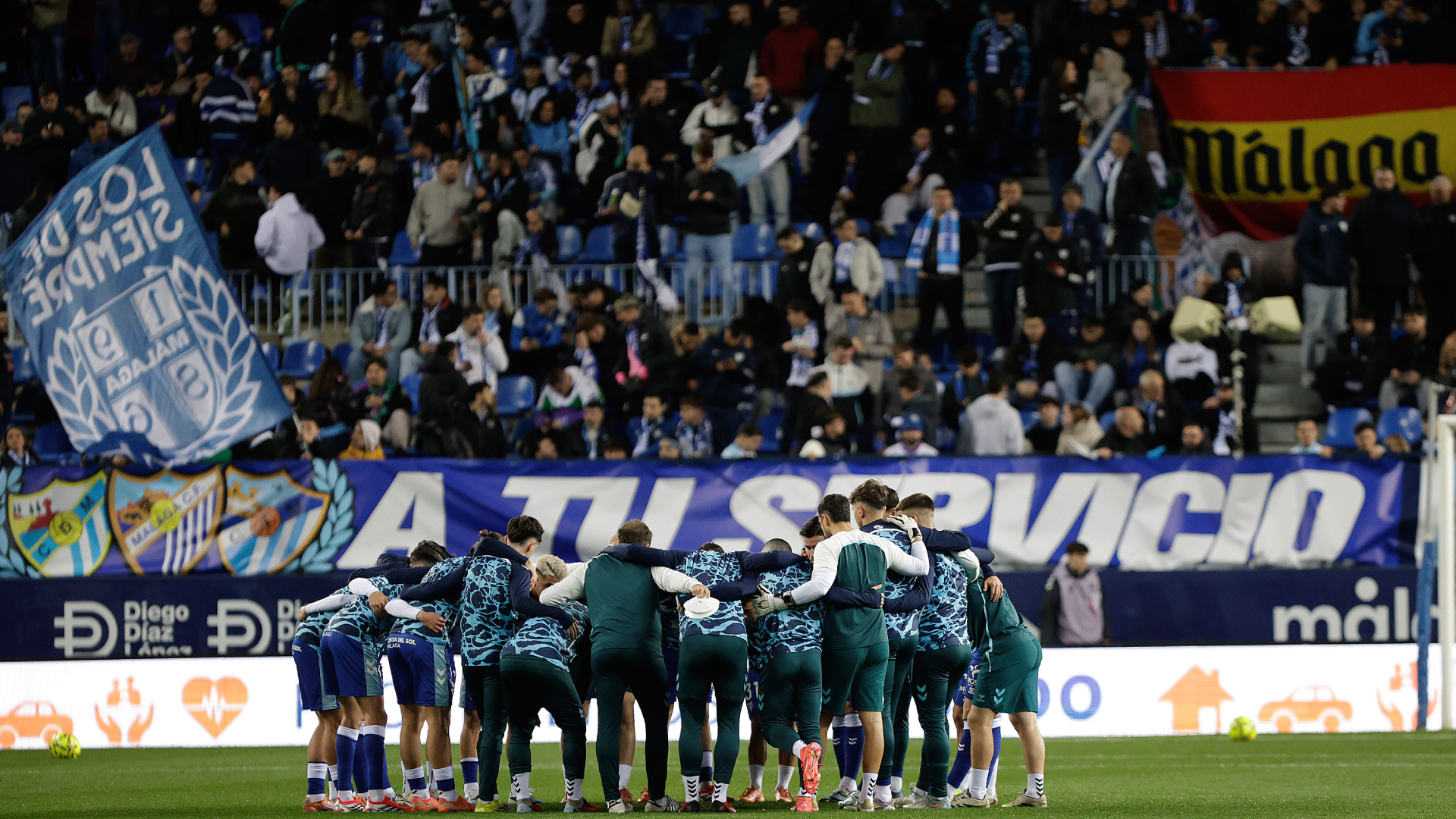 Los jugadores del Málaga hacen piña antes del partido ante la Cultural