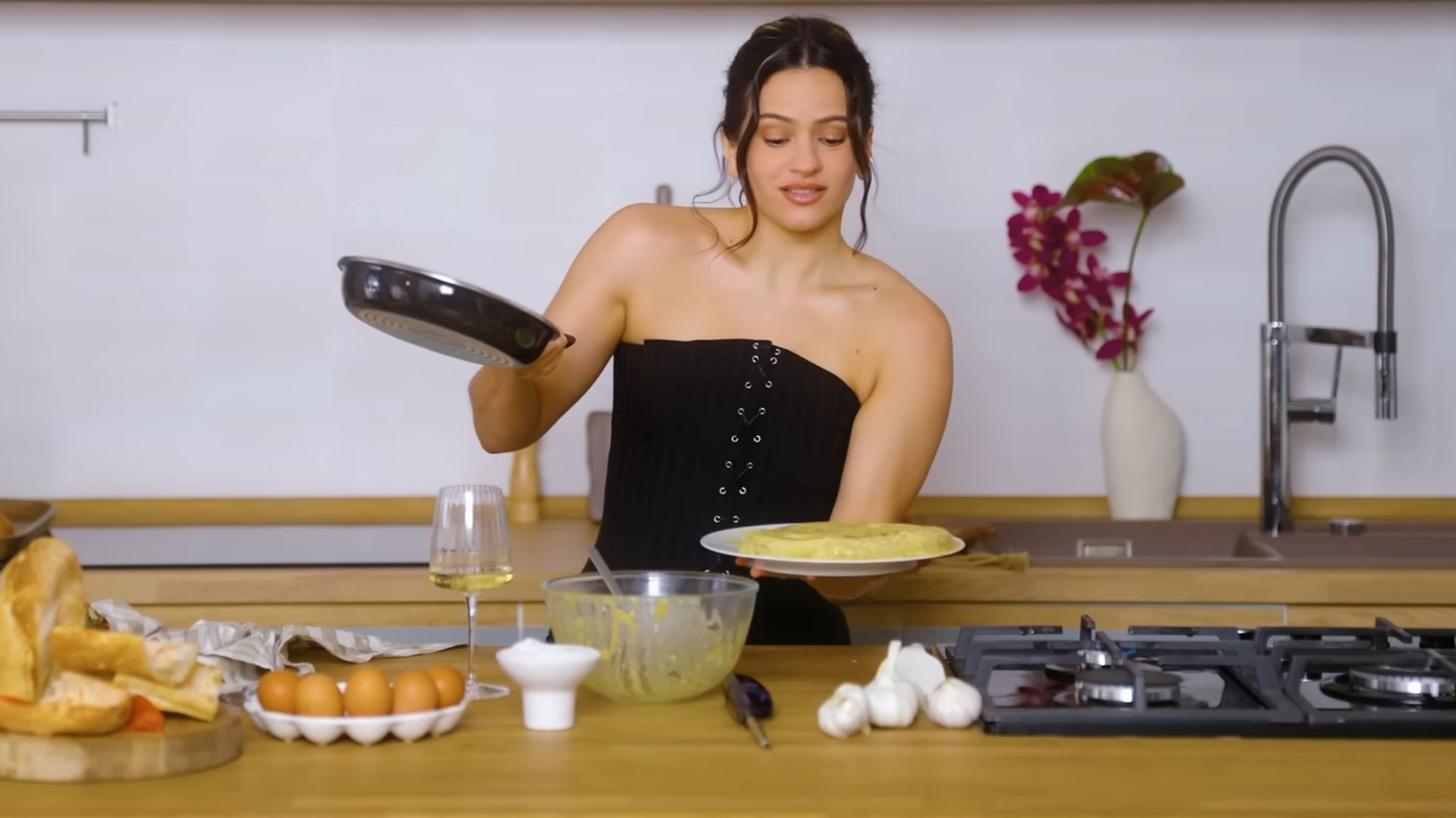 Rosalía cocinando su tortilla de patatas