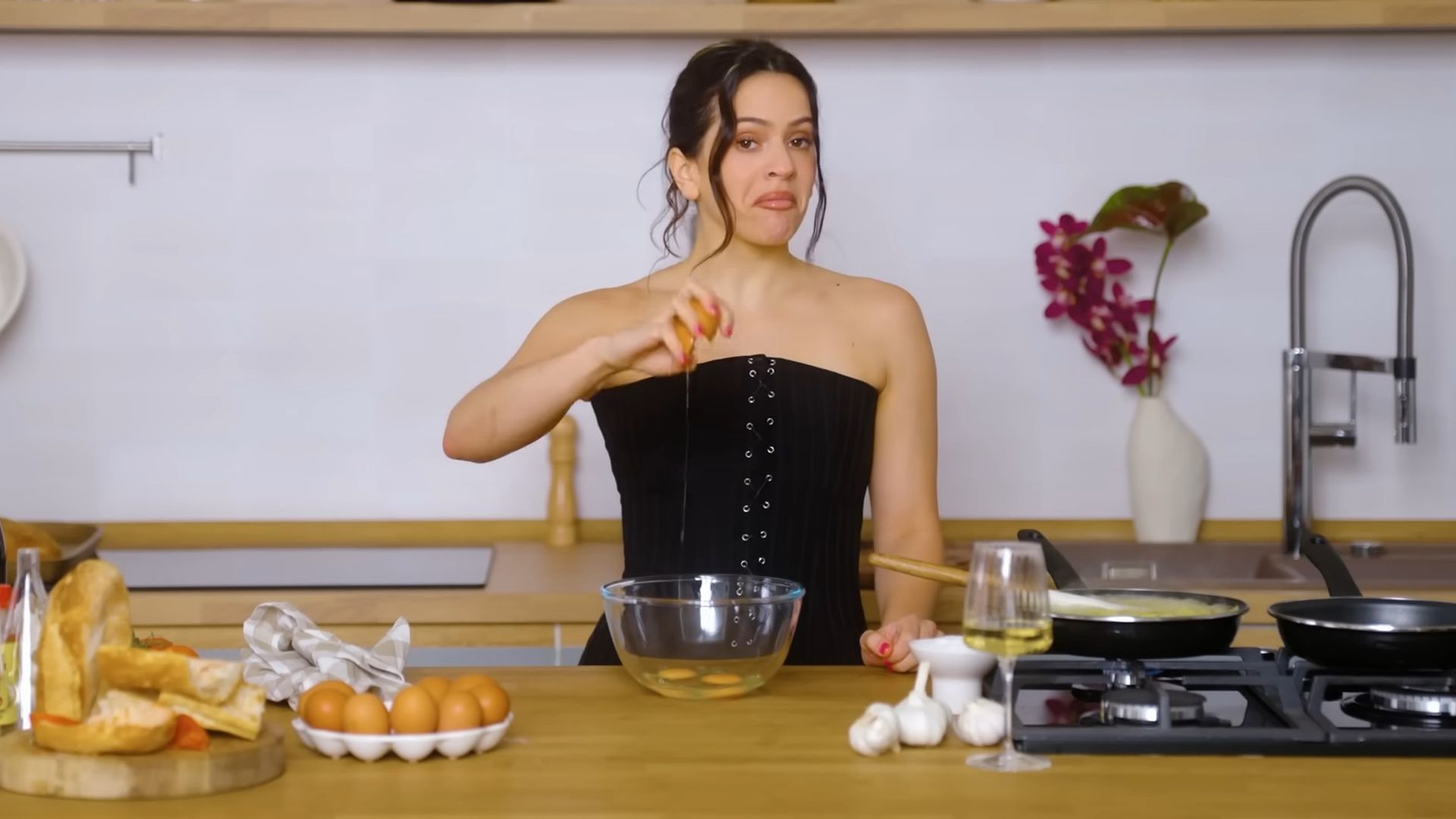 Rosalía mientras cocina