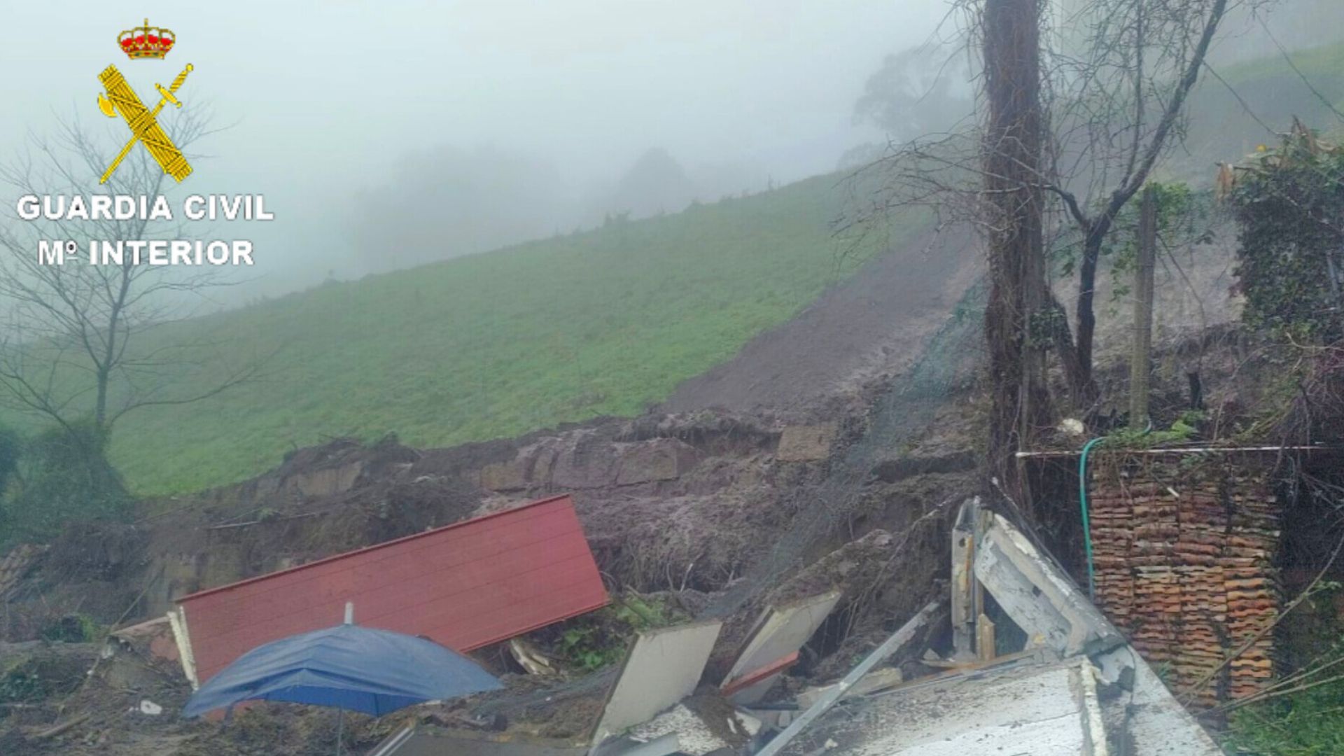 Se derrumba un talud de la autovía de O Morrazo encima de una vivienda por culpa de las intensas lluvias