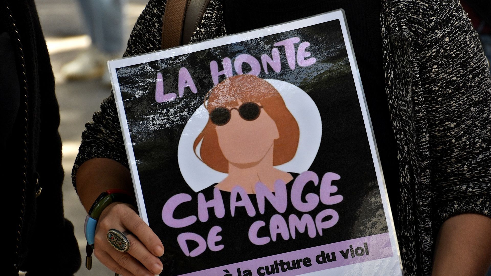 Una manifestante con un cartel en apoyo a Gisèle Pelicot.