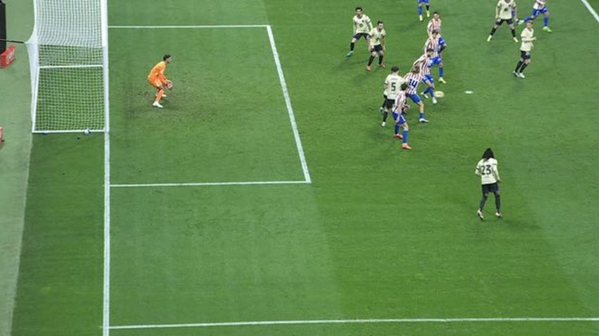 Acción del gol anulado a Pau Cubarsí